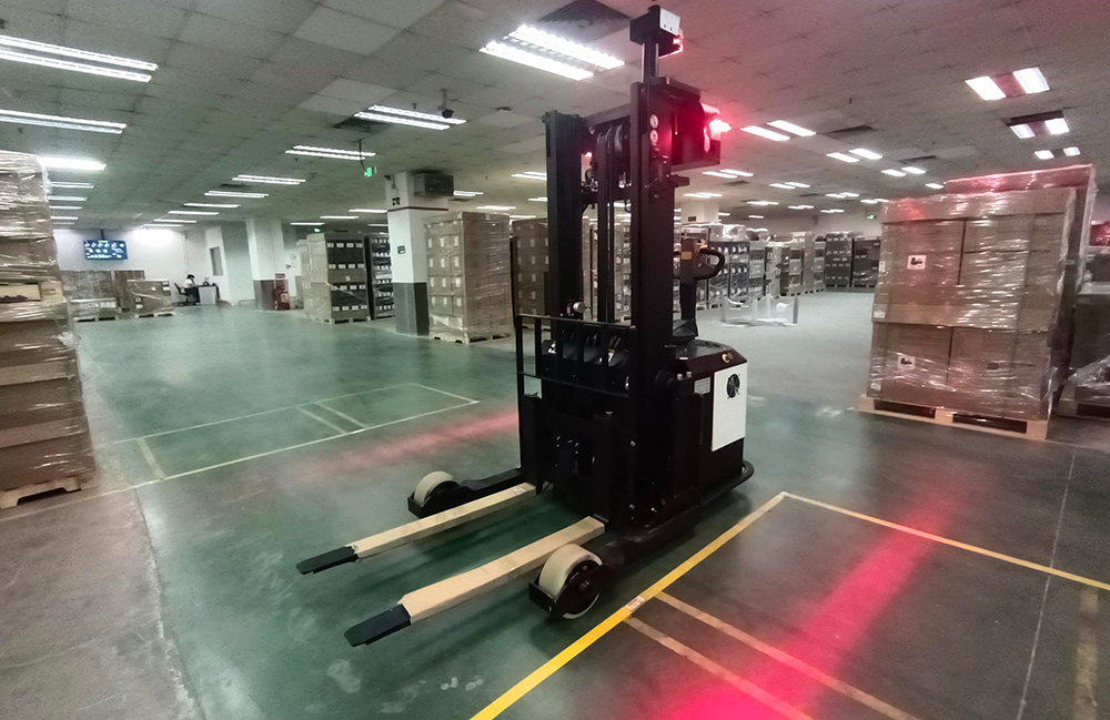 制造生產業人工叉車為什么被無人激光叉車替代？